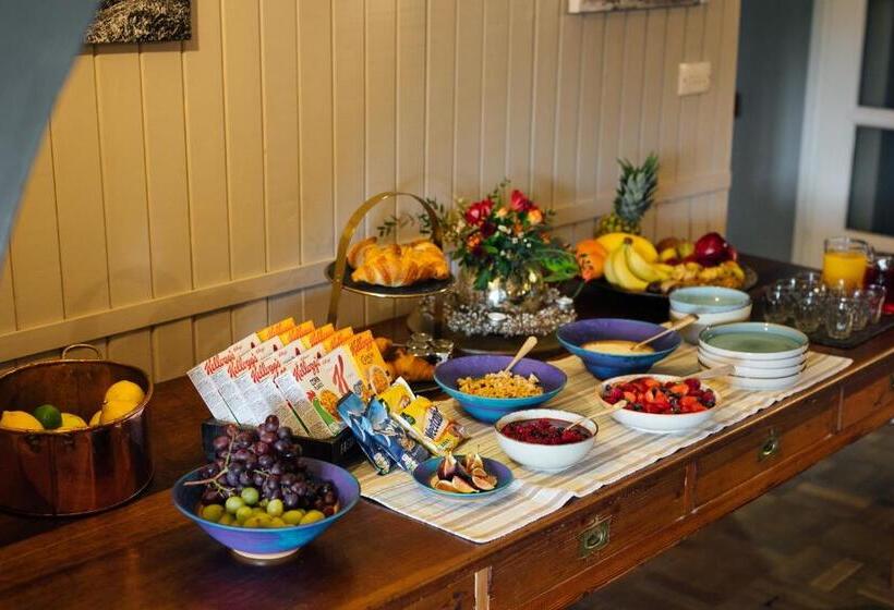 اتاق خانوادگی, Castlemead Country House By The Sea
