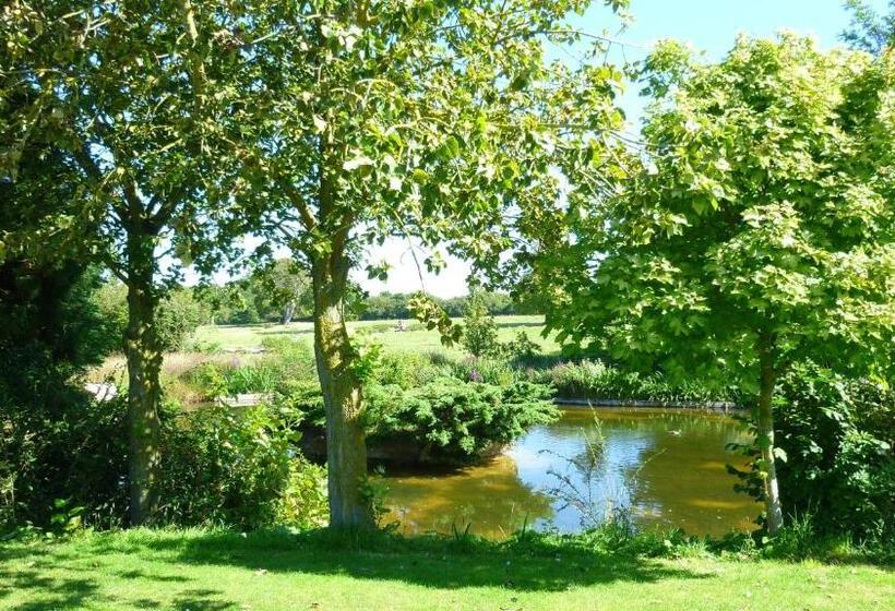 کابین, Lakeside Town Farm