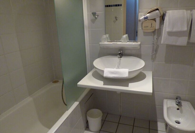 اتاق استاندارد سه نفره, Cit Hotel De La Vallée
