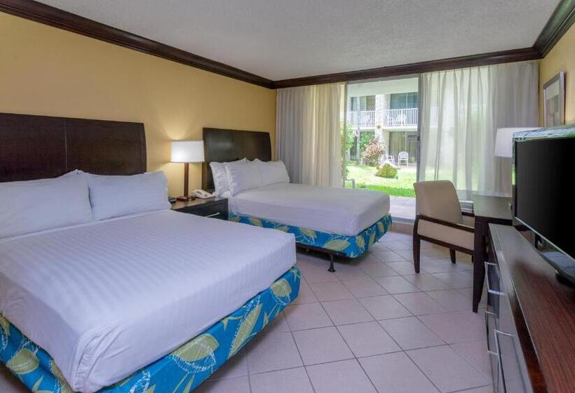 带2个双人床的标准工作室, Holiday Inn Resort Montego Bay All Inclusive