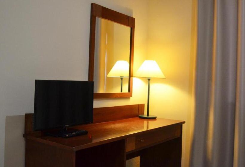 Chambre Triple Standard, Reyes Ziries