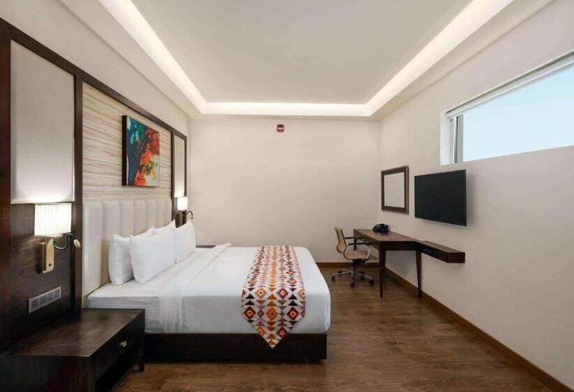 اتاق استاندارد با تخت بزرگ برای معلولان, Ramada By Wyndham Kapurthala
