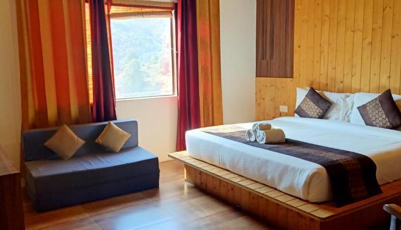 سوییت اجرایی, Skywood Resort Shoghi