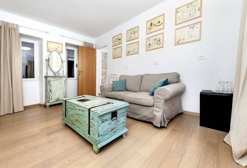 Studio Standard, Villa Valdibora