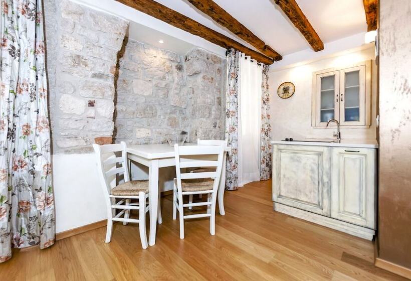 Studio Standard, Villa Valdibora