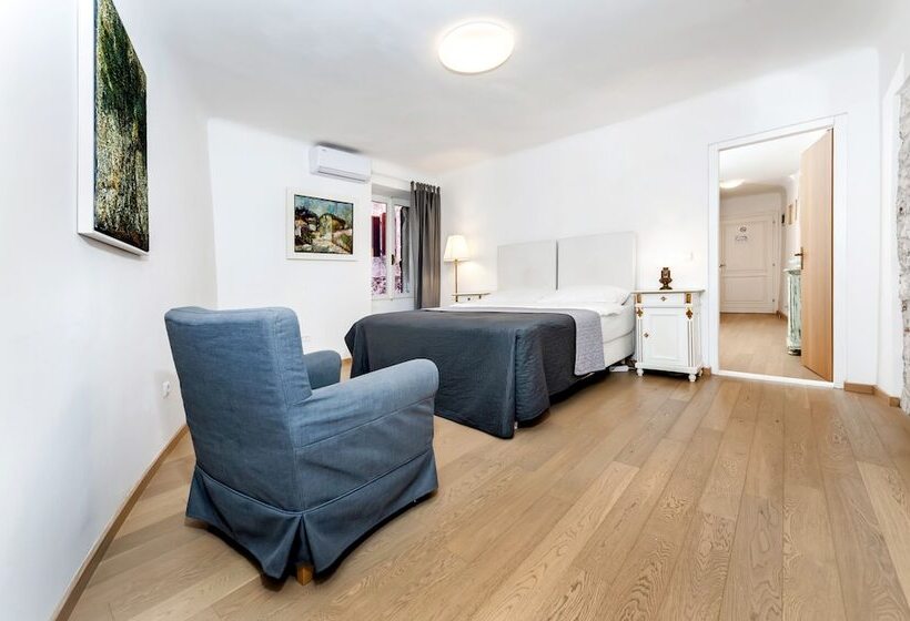 Studio Standard, Villa Valdibora