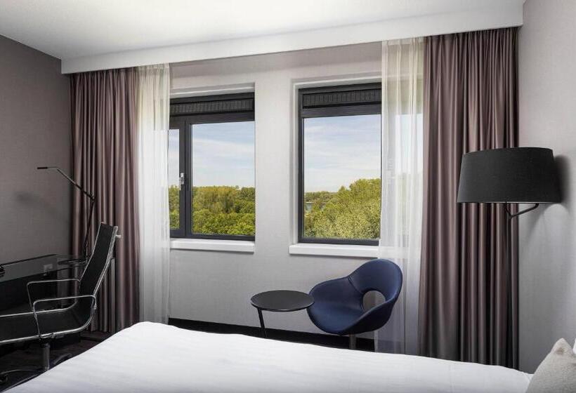 اتاق سوپریور با تخت بزرگ, Courtyard By Marriott Amsterdam Airport