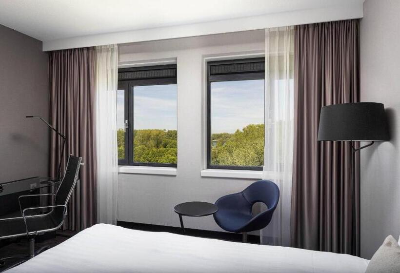 Superior Room King Size Bed, Courtyard Amsterdam Airport