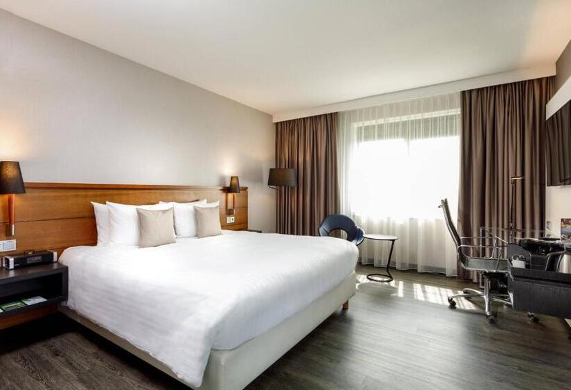 اتاق سوپریور با تخت بزرگ, Courtyard By Marriott Amsterdam Airport