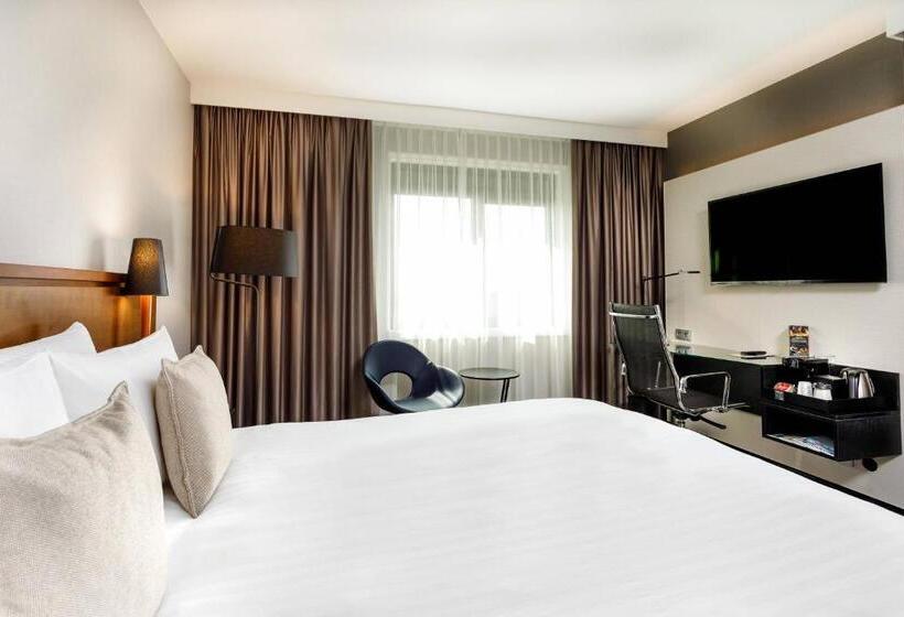 Superior Room King Size Bed, Courtyard Amsterdam Airport