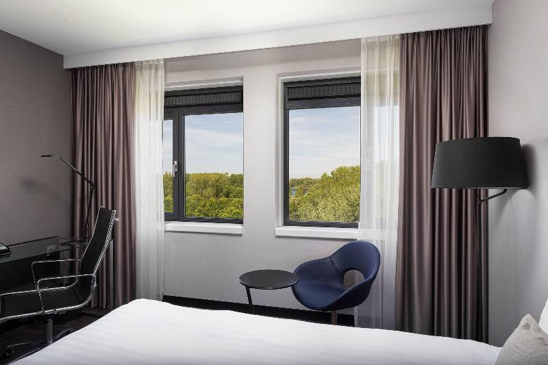 اتاق سوپریور با تخت بزرگ, Courtyard By Marriott Amsterdam Airport