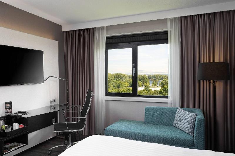 اتاق سوپریور با تخت بزرگ, Courtyard By Marriott Amsterdam Airport