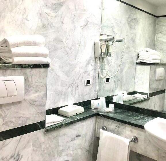 Habitación Triple Estándar, Datini