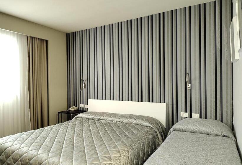 Habitación Triple Estándar, Datini