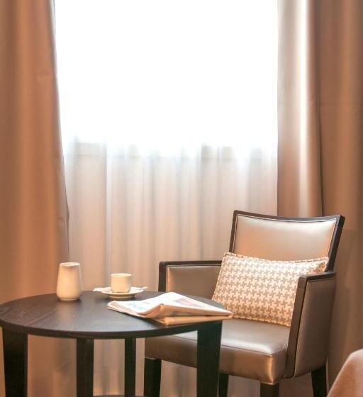 Junior Suite, Datini