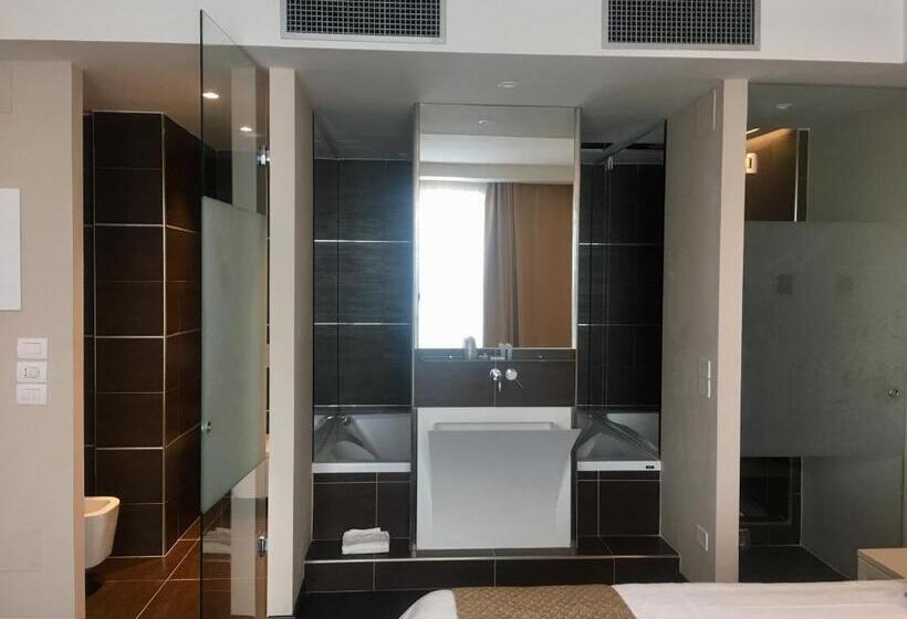 Junior Suite, Datini