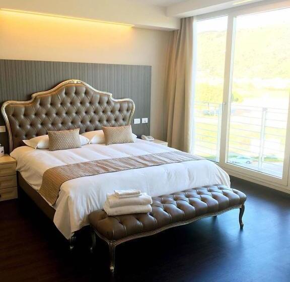 Junior Suite, Datini
