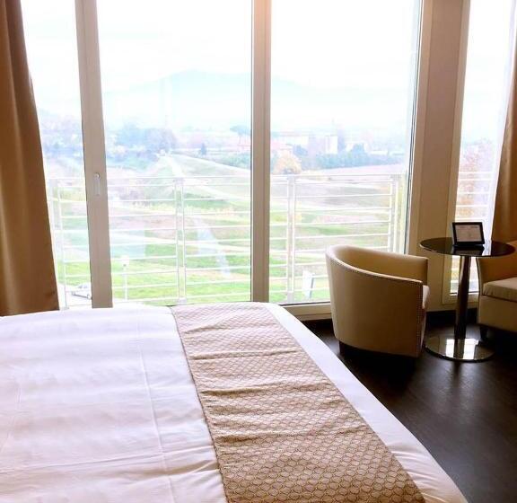 Junior Suite, Datini