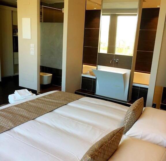 Junior Suite, Datini
