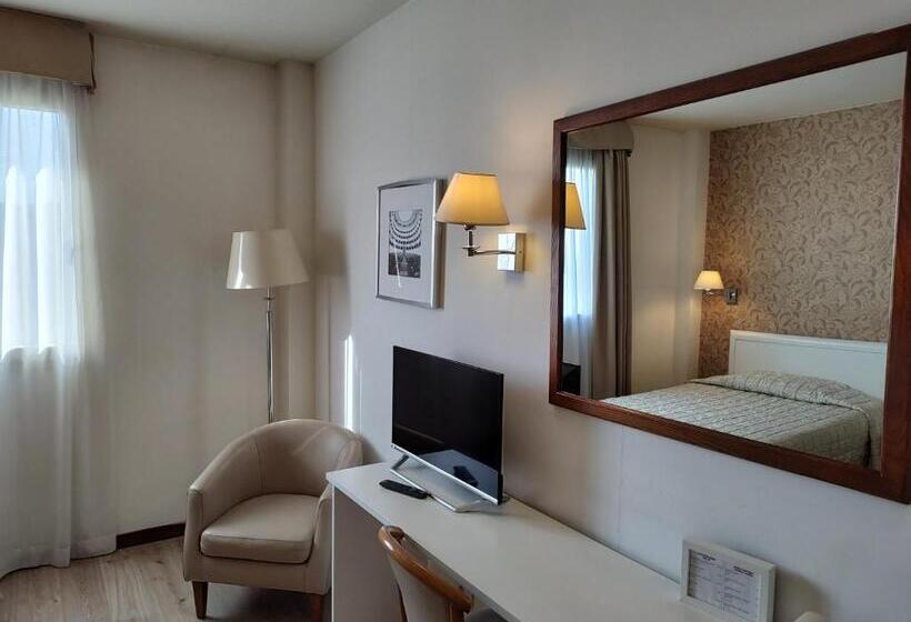 Habitación Cuádruple Estándar, Datini