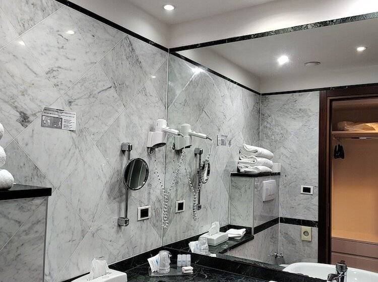 Habitación Triple Estándar, Datini