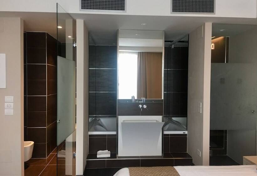 Junior Suite, Datini