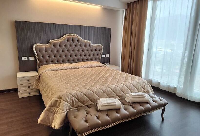 Junior Suite, Datini