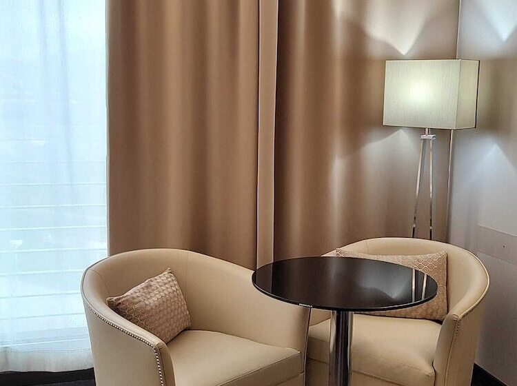 Junior Suite, Datini