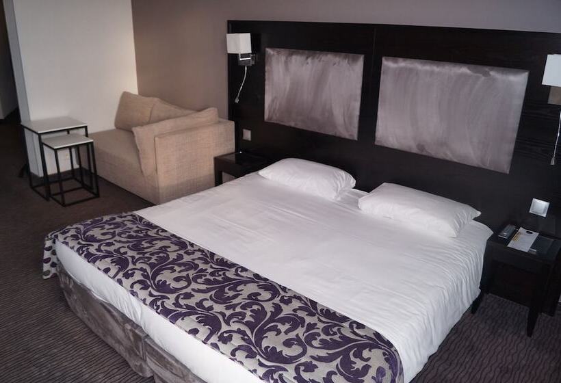 חדר סטנדרט לשלושה, Hôtel L'univers