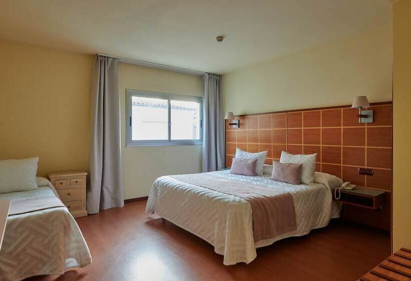 Standard Triple Room, Ramblas Vendrell