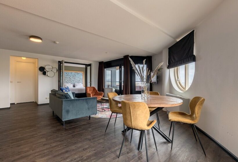 Family Room, Leonardo  Ijmuiden Seaport Beach