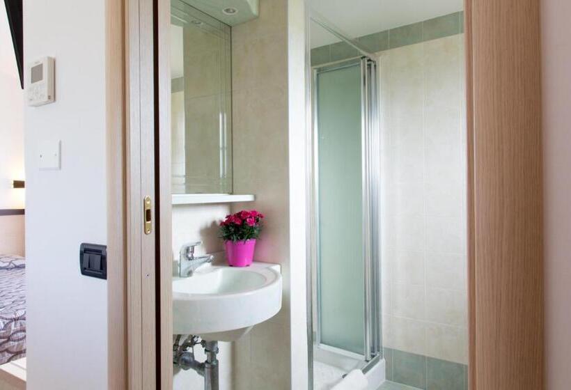 اتاق سوپریور چهار تخته, Albergo Il Giardino