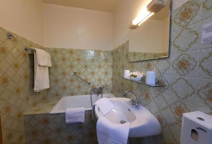 اتاق اکونومی, Hôtel Les Triolets