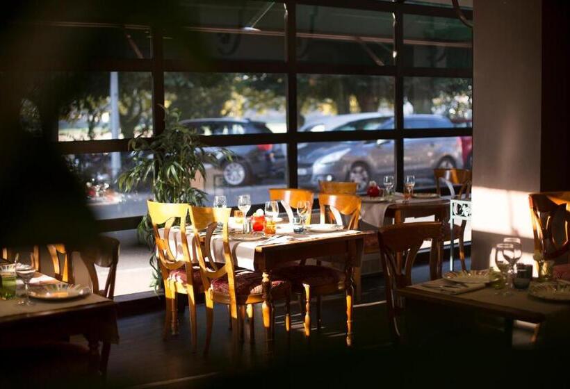 اتاق استاندارد سه نفره, La Poularde
