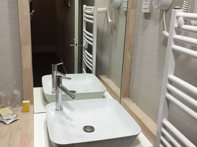اتاق راحتی یک تخته, Logis Hotel Des Bourbons