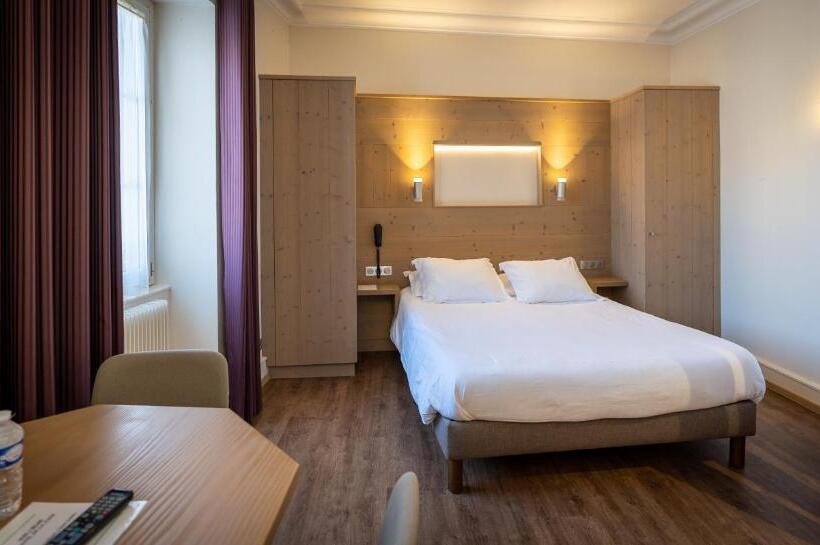 اتاق سوپریور با چشم‌انداز, Logis Hôtel De La Tour