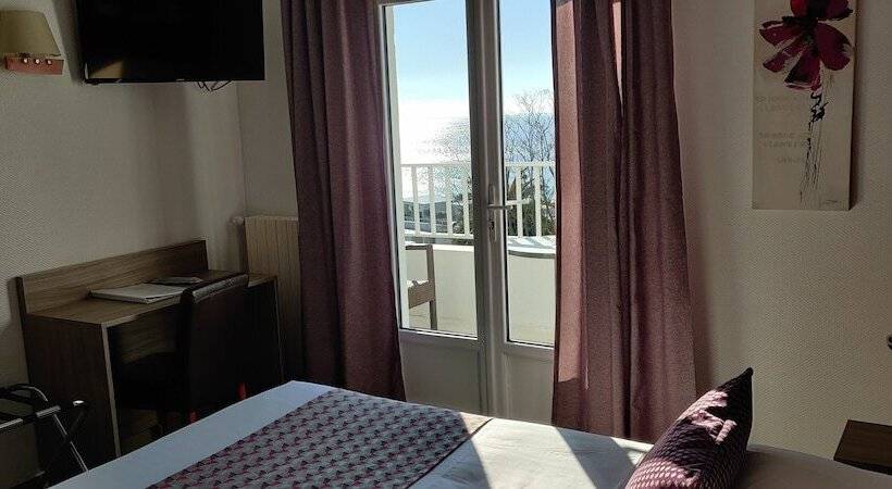 اتاق راحتی با چشم‌انداز دریا, Logis Hôtel Les Bleuets