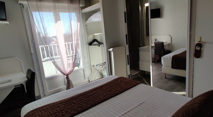 اتاق راحتی با چشم‌انداز دریا, Logis Hôtel Les Bleuets