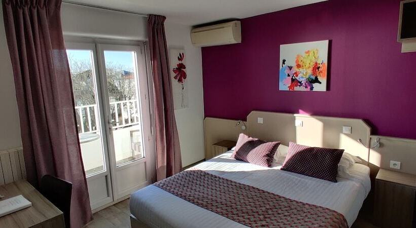 اتاق راحتی با چشم‌انداز دریا, Logis Hôtel Les Bleuets