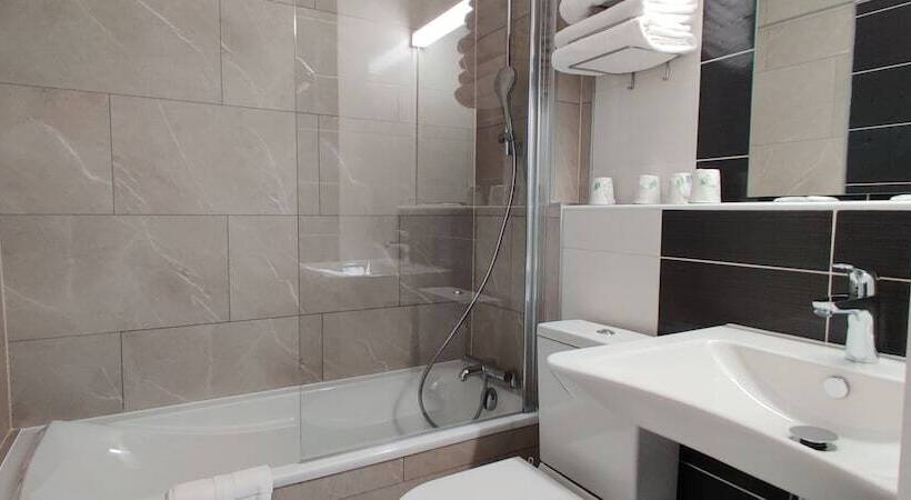 اتاق سه نفره سوپریور با چشم‌انداز دریا, Logis Hôtel Les Bleuets