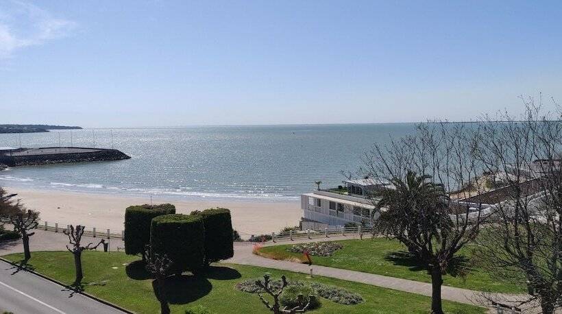 اتاق سه نفره سوپریور با چشم‌انداز دریا, Logis Hôtel Les Bleuets