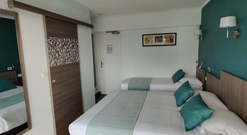 اتاق سه نفره سوپریور با چشم‌انداز دریا, Logis Hôtel Les Bleuets