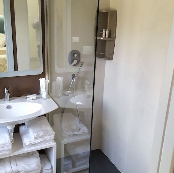 اتاق لوکس چهار تخته, B&b La Stazione