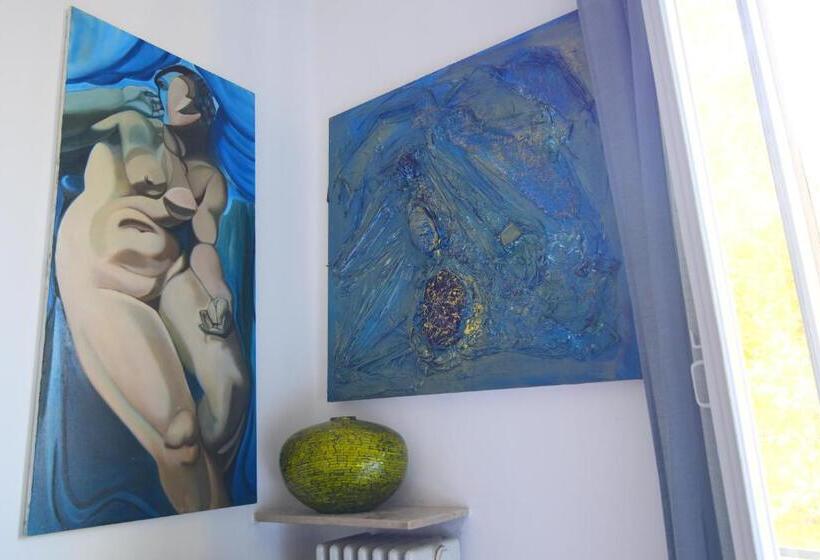 اتاق استاندارد با سرویس بهداشتی مشترک, A Casa Dell'artista Viki