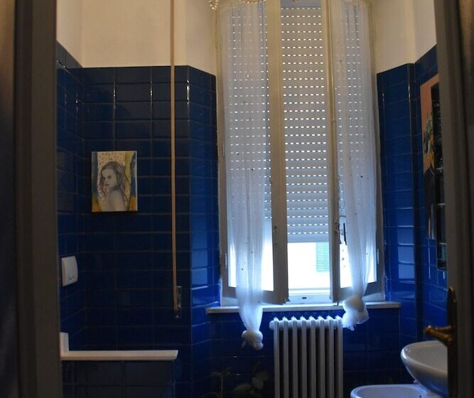 اتاق استاندارد با سرویس بهداشتی مشترک, A Casa Dell'artista Viki