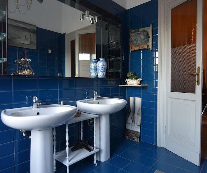 اتاق استاندارد با سرویس بهداشتی مشترک, A Casa Dell'artista Viki