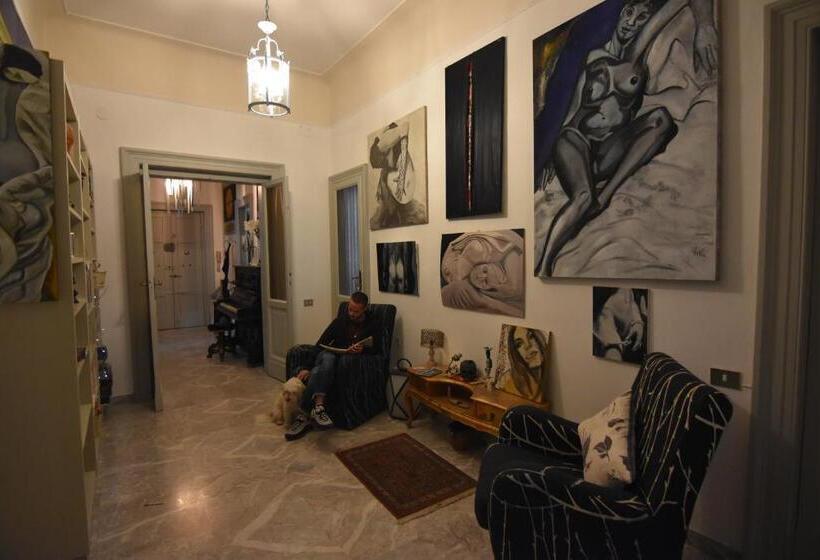 اتاق استاندارد با سرویس بهداشتی مشترک, A Casa Dell'artista Viki