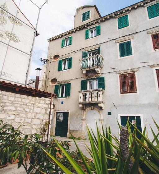 اتاق خانوادگی با چشم‌انداز دریا, Apartments And Rooms Ille