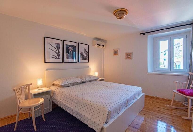 اتاق خانوادگی با چشم‌انداز دریا, Apartments And Rooms Ille