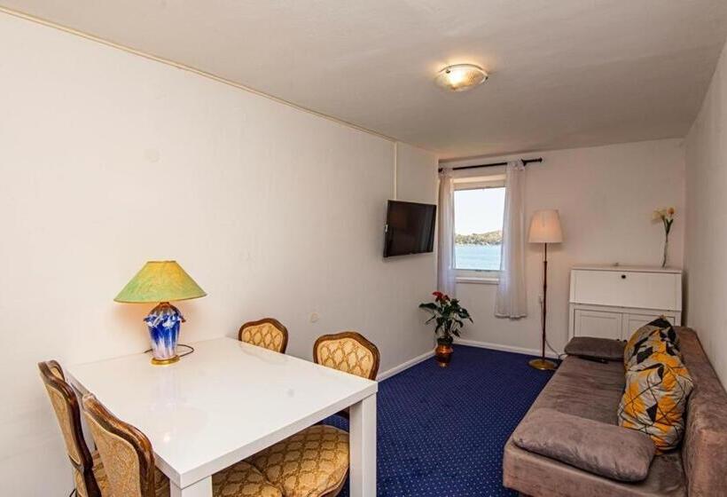 اتاق خانوادگی با چشم‌انداز دریا, Apartments And Rooms Ille